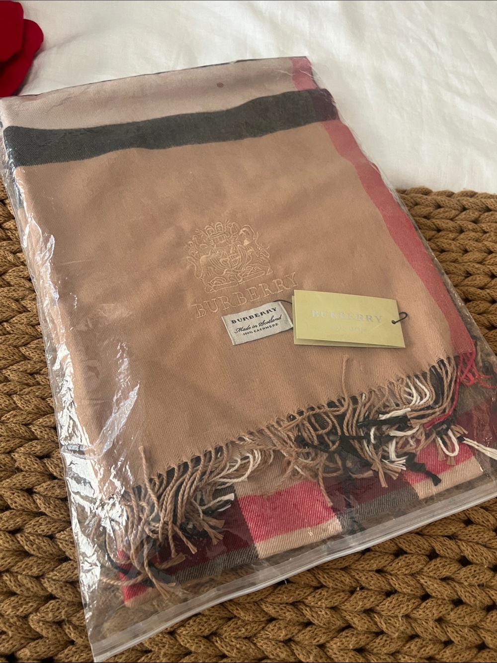 100% CASHMERE NWT oversized Burberry TRADITIONAL shawl/wrap Black and Red CHECK
